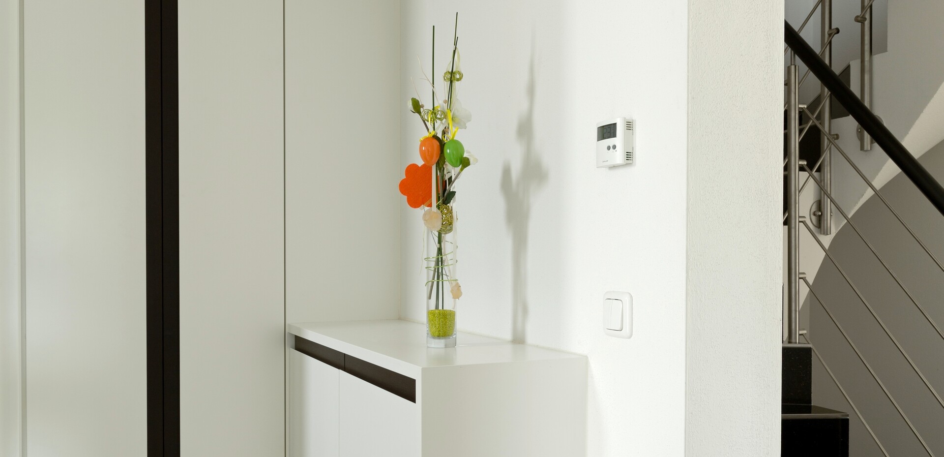 Einbaugarderobe nach Maß in weißem Mattlack mit Griffmulden in Wenge.