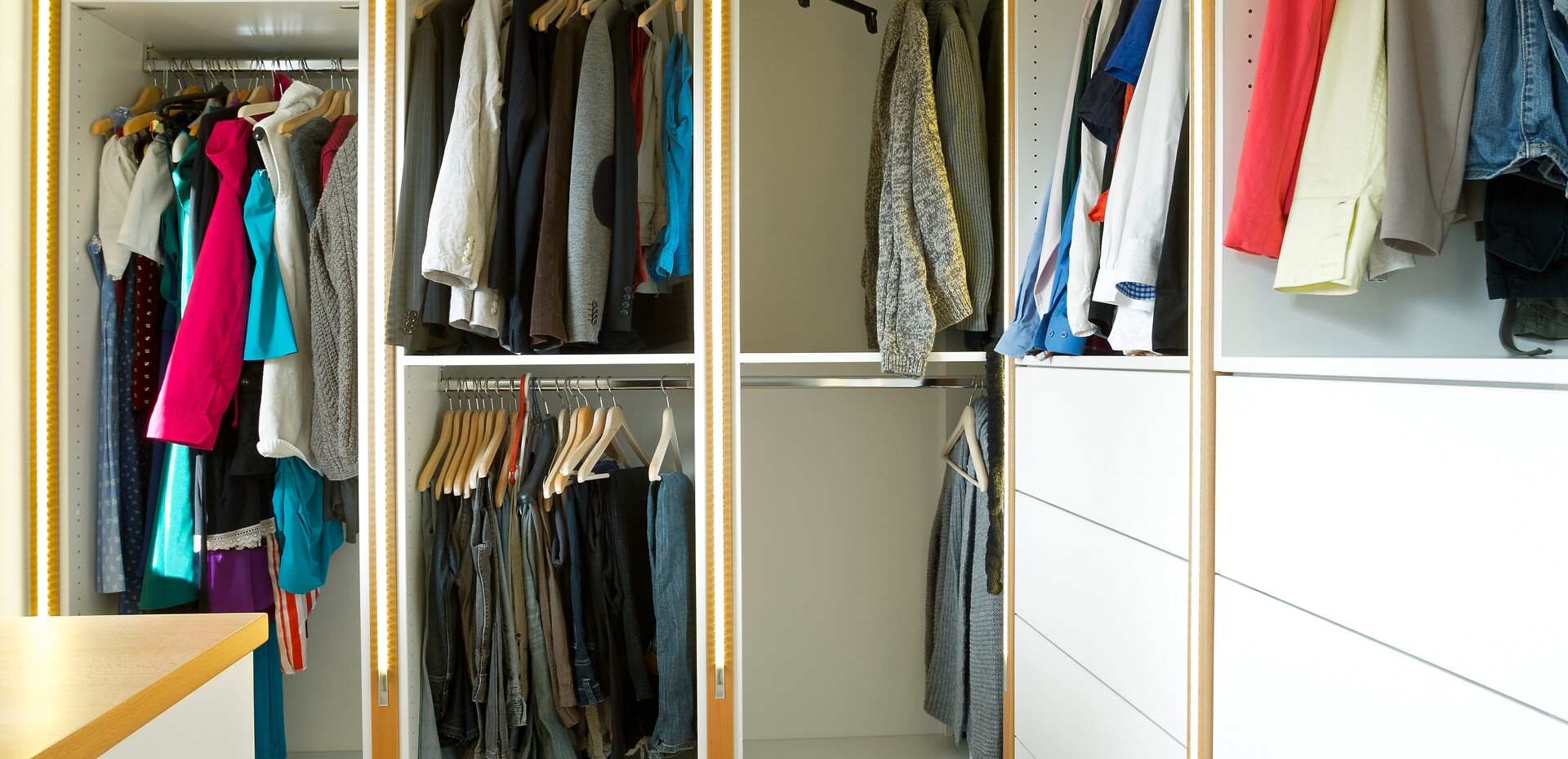 Eine Ankleide mit LED-Beleuchtung zwischen den Schränken.