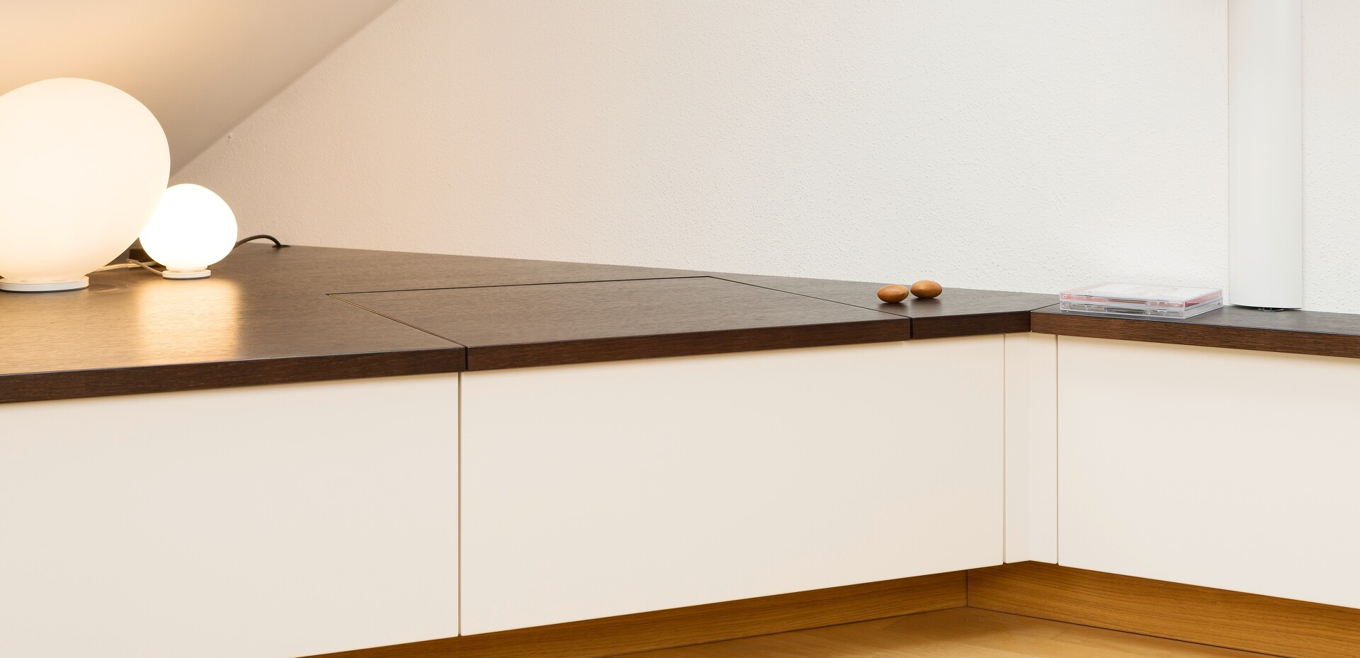 Medienmöbel mit gebogener Front.