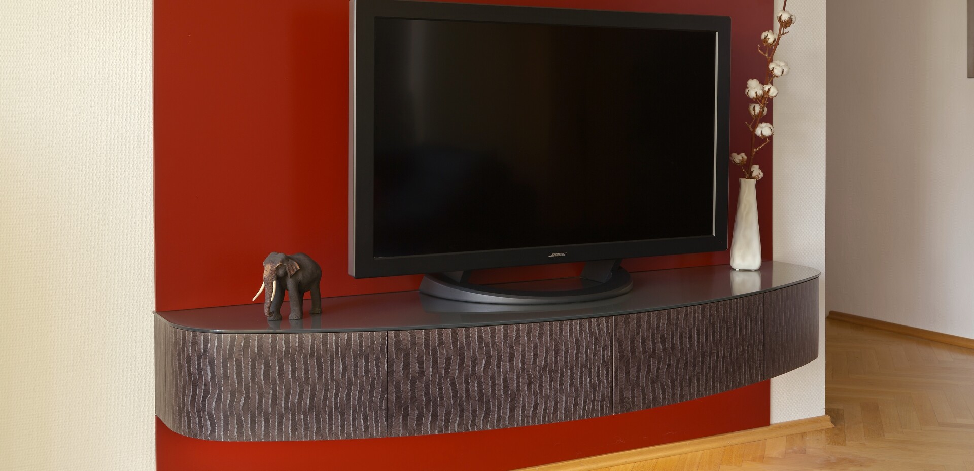 Medienmöbel mit gebogener Front.