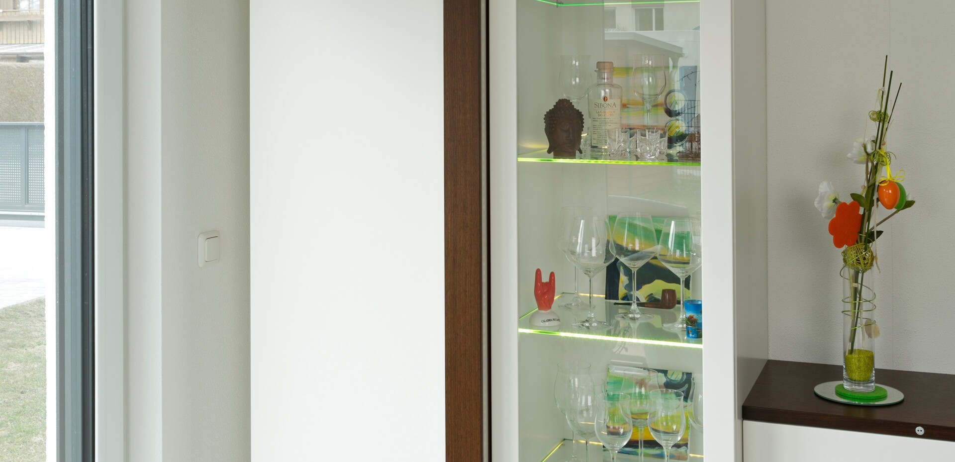 Ein Geschirr und Barschrank.